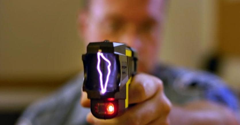 SCARICA TASER POLIZIA